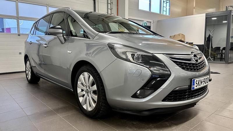 Käytetty Opel Zafira Tourer Cosmo 140 HP (102 kW) 2012 Harmaa Tila-auto