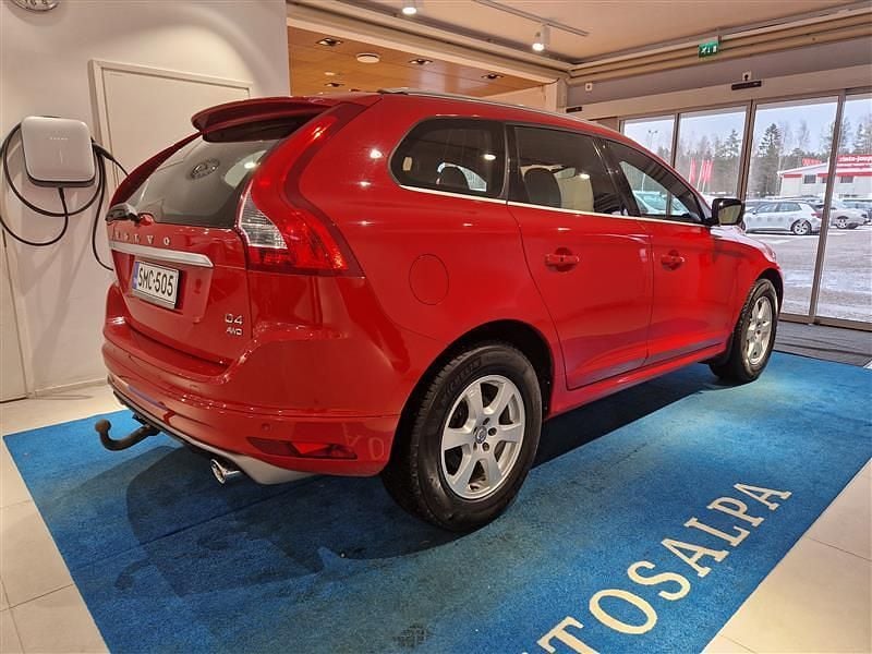 Käytetty Volvo XC60 R-Design 190 HP (139 kW) 2017 Punainen Katumaasturi
