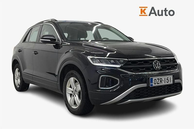 Käytetty VW T-Roc Life 148 HP (108 kW) 2023 Musta Katumaasturi