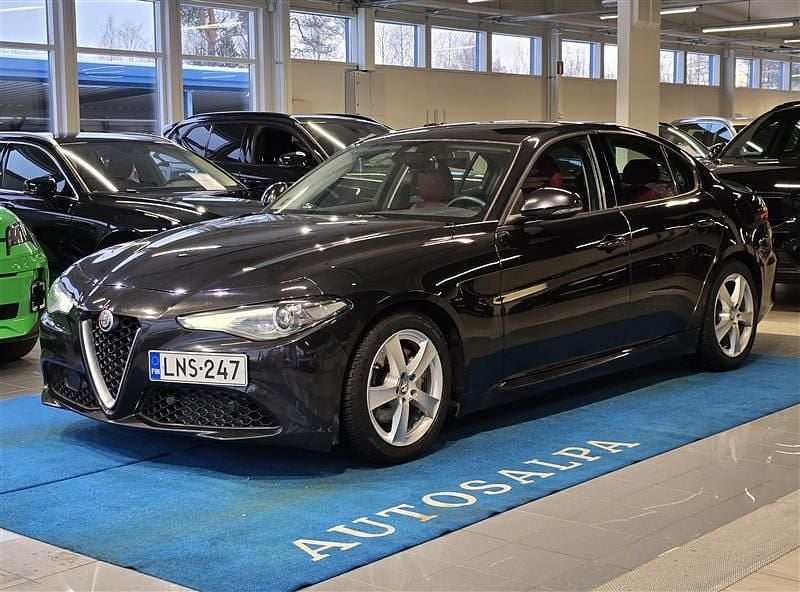 Käytetty Alfa Romeo Giulia Super 200 HP (147 kW) 2017 Musta Sedan