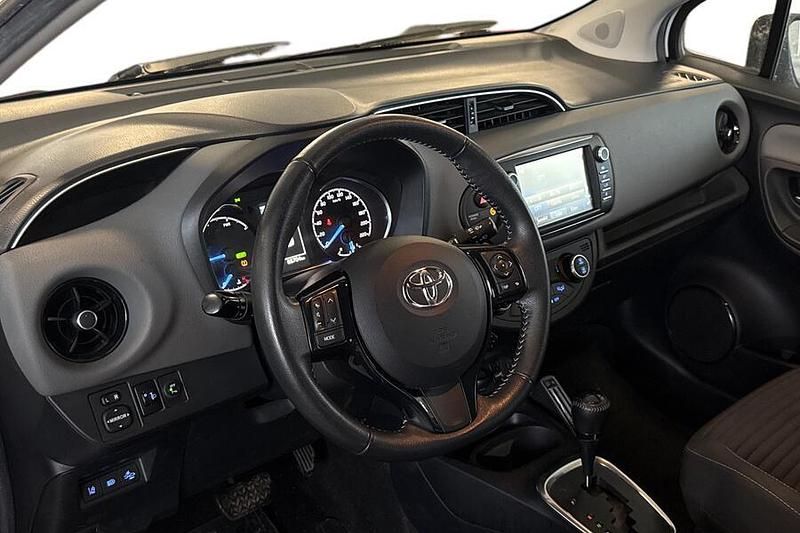 Käytetty Toyota Yaris Hybrid Business Edition 101 HP (74 kW) 2020 Viistoperä