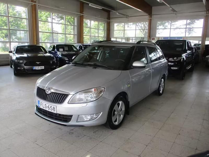 Käytetty Skoda Fabia Fresh 86 HP (63 kW) 2014 Met. hopea Viistoperä