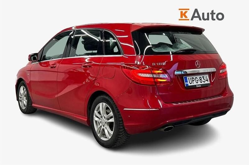 Käytetty Mercedes B180 Business 122 HP (89 kW) 2012 Punainen Tila-auto