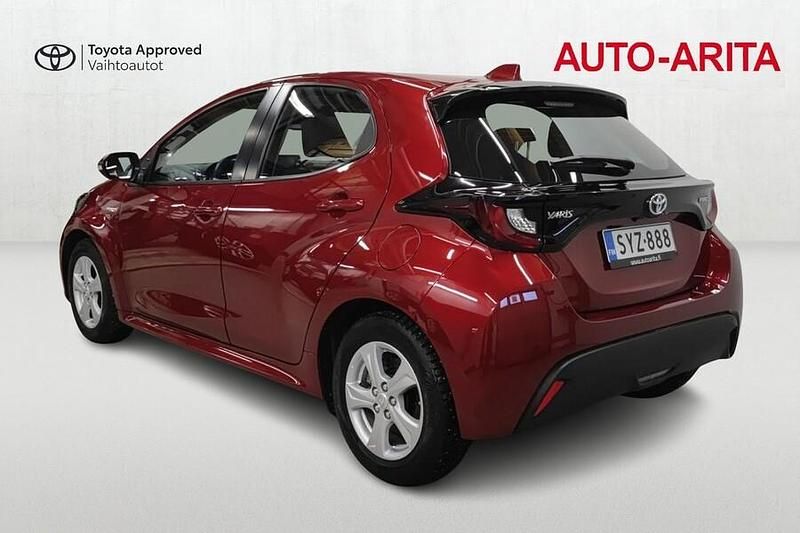 Käytetty Toyota Yaris Hybrid Active 116 HP (85 kW) 2021 Punainen Viistoperä