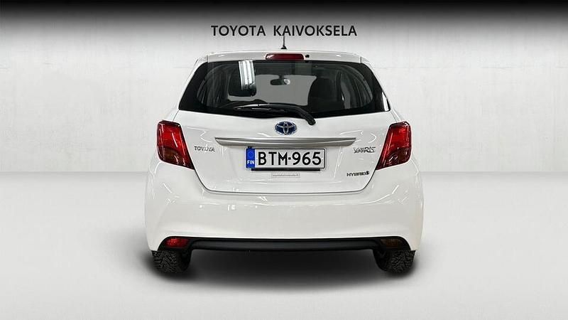 Käytetty Toyota Yaris Hybrid Active 73 HP (53 kW) 2015 Valkoinen Viistoperä