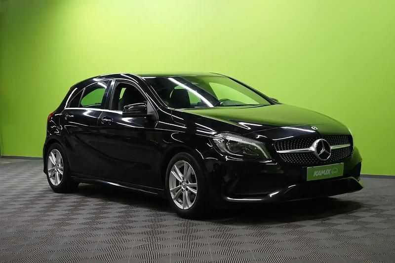 Musta Käytetty 2017 Mercedes A180 Style Sedan | 15 590 € (Hyvä tarjous) - Kuva 1/4