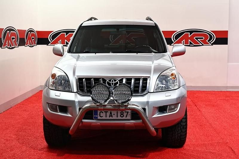 Käytetty Toyota Land Cruiser Luxury 166 HP (122 kW) 2005 Hopea Katumaasturi
