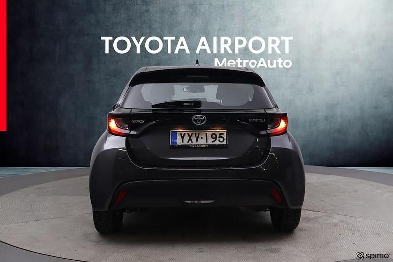 Käytetty Toyota Yaris Hybrid Active 116 HP (85 kW) 2024 Harmaa Viistoperä