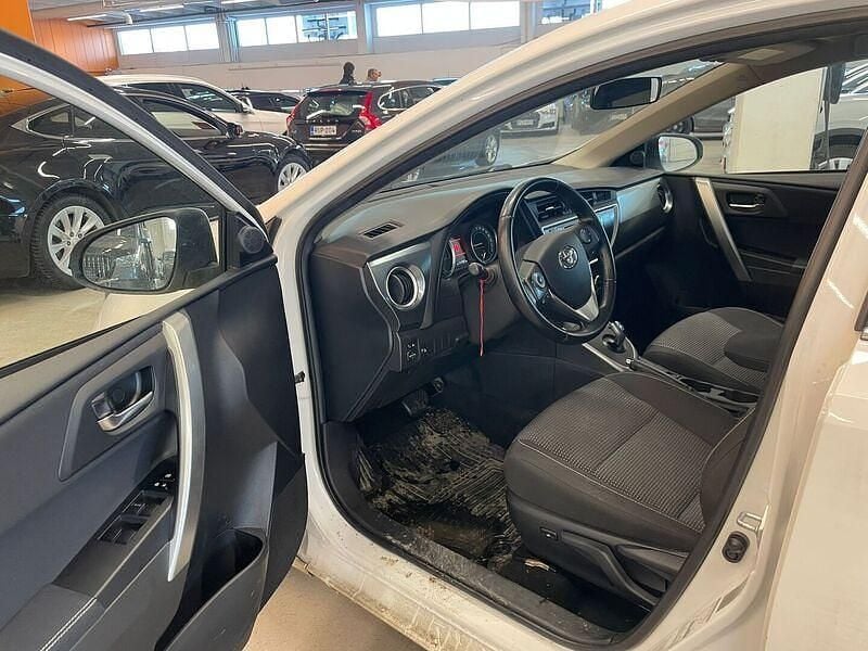 Käytetty Toyota Auris Hybrid Active 99 HP (72 kW) 2015 Viistoperä