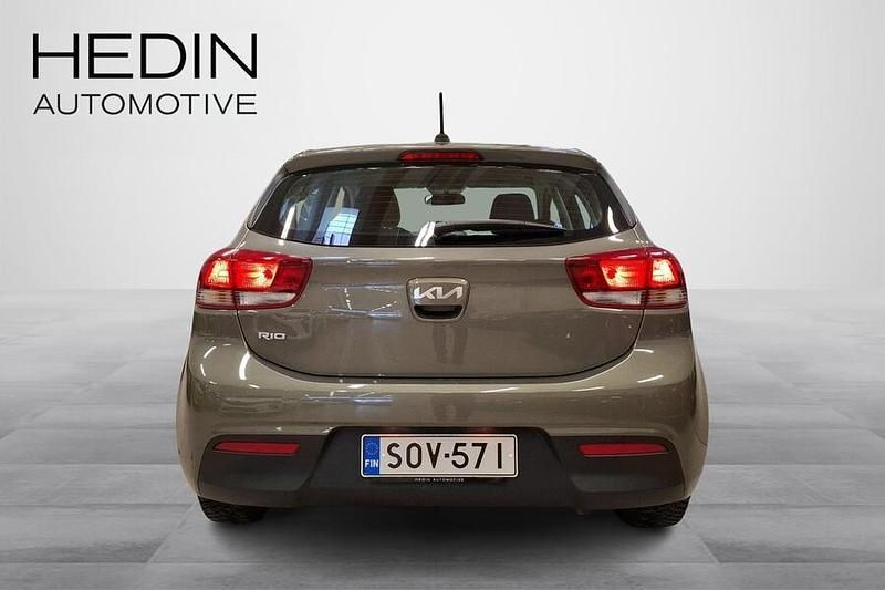 Käytetty Kia Rio LX 101 HP (74 kW) 2022 Vihreä Viistoperä