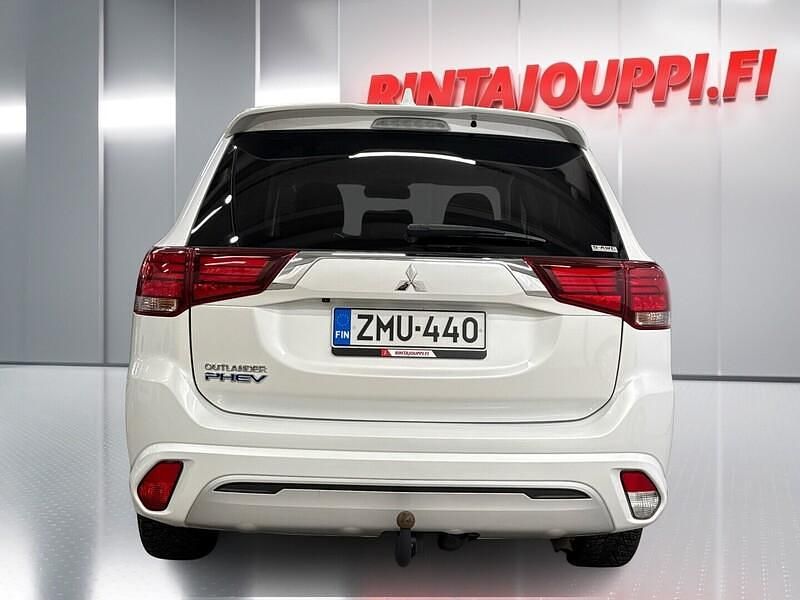 Käytetty Mitsubishi Outlander P-HEV Invite 135 HP (99 kW) 2020 Valkoinen Katumaasturi