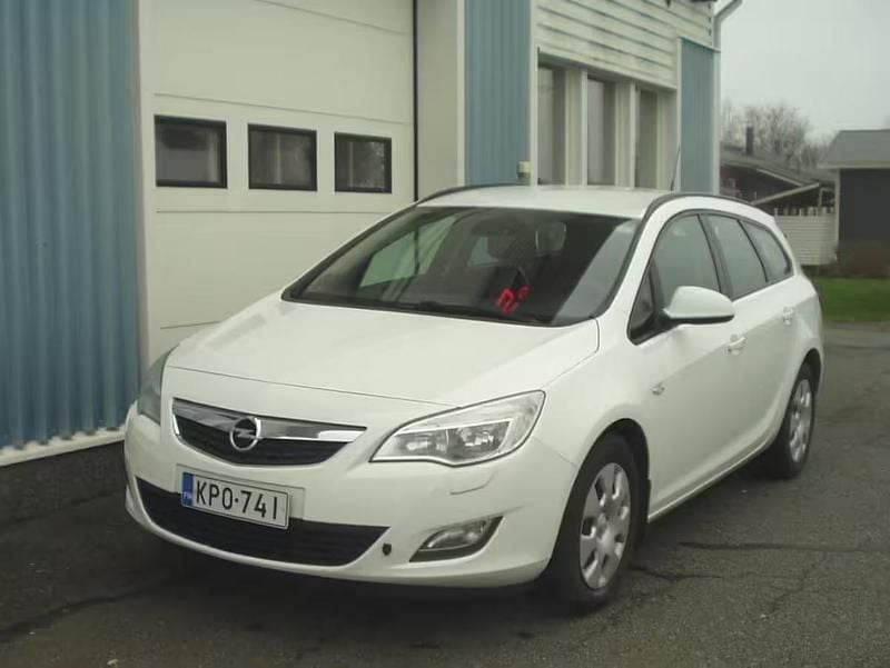 Käytetty 2011 Opel Astra Enjoy Farmari | 3 950 € (Kallis) - Kuva 1/4