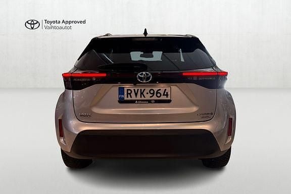 Käytetty Toyota Yaris Cross Plus 116 HP (85 kW) 2023 Hopea Katumaasturi