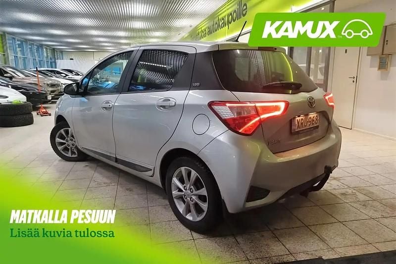 Käytetty Toyota Yaris Multidrive S 111 HP (81 kW) 2020 Hopea / harmaa Sedan