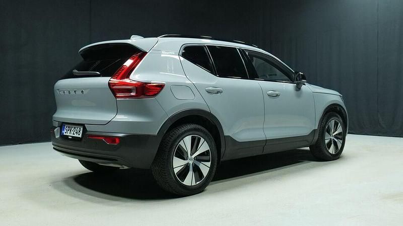 Käytetty Volvo XC40 Plus 211 HP (155 kW) 2024 Harmaa Katumaasturi