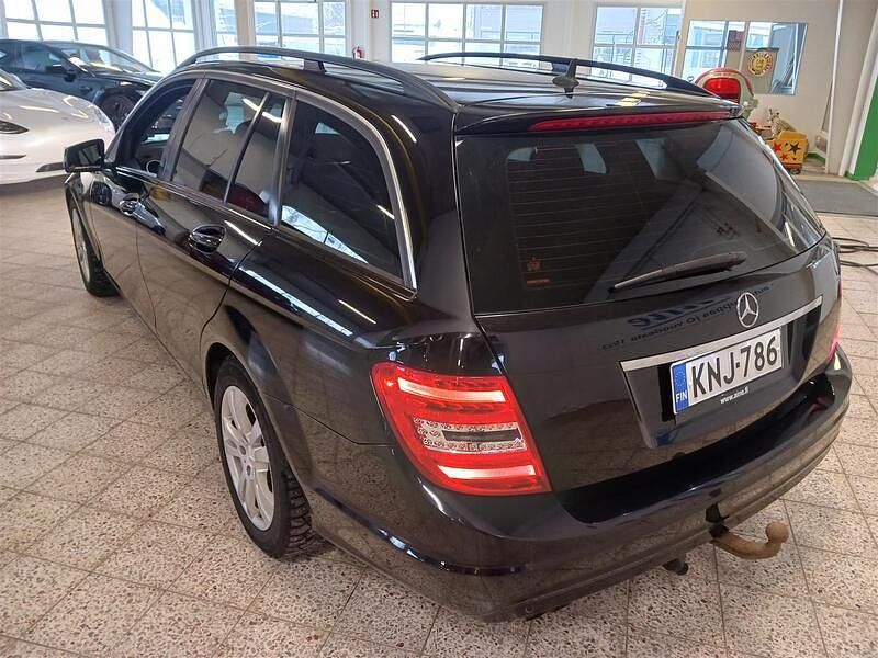 Käytetty Mercedes C200 136 HP (100 kW) 2013 Musta Farmari