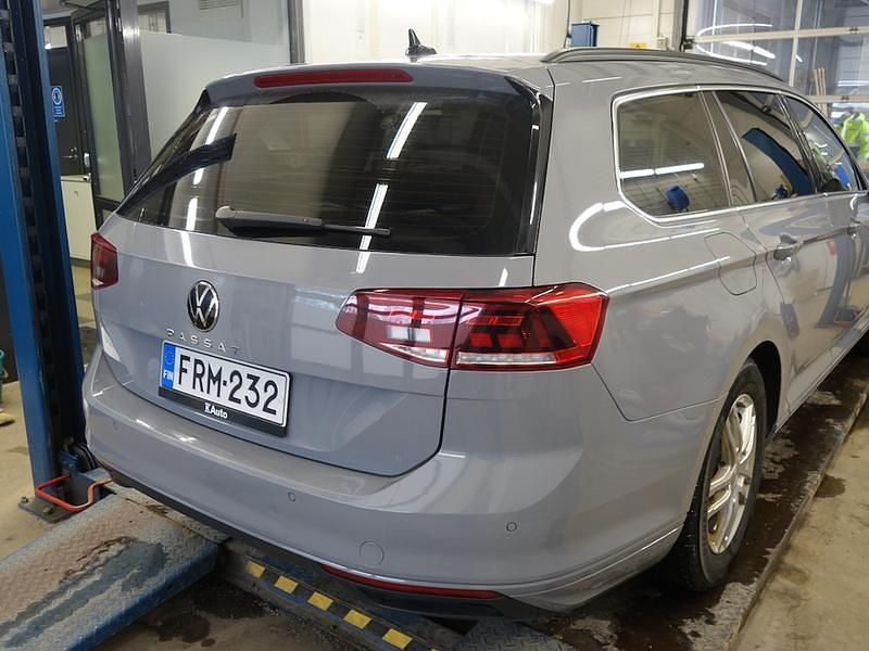 Käytetty VW Passat Business 150 HP (110 kW) 2023 Harmaa Farmari