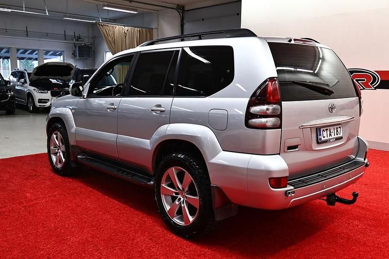 Käytetty Toyota Land Cruiser Luxury 166 HP (122 kW) 2005 Hopea Katumaasturi