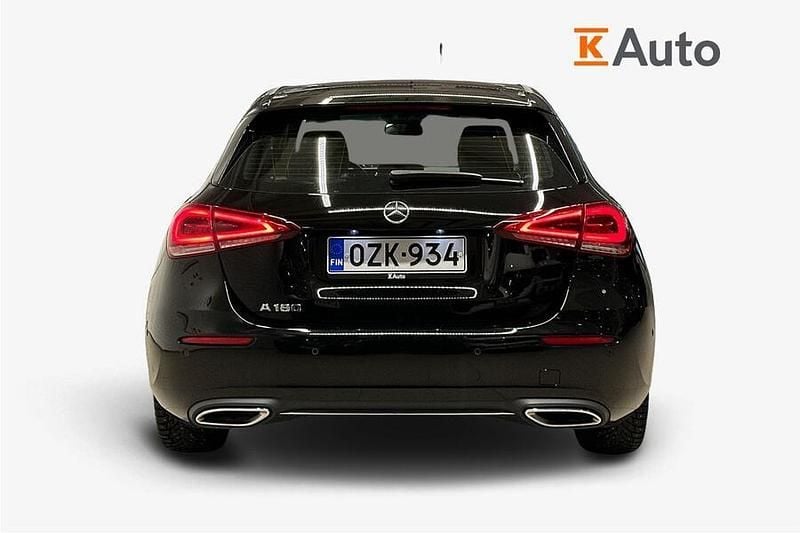 Käytetty Mercedes A180 Business 136 HP (100 kW) 2022 Musta Viistoperä