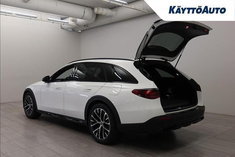 Käytetty Mercedes E300 Business 197 HP (144 kW) 2025 Valkoinen Farmari