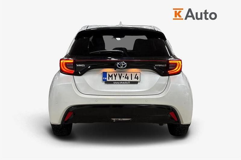 Käytetty Toyota Yaris Hybrid Premium 116 HP (85 kW) 2021 Valkoinen Viistoperä