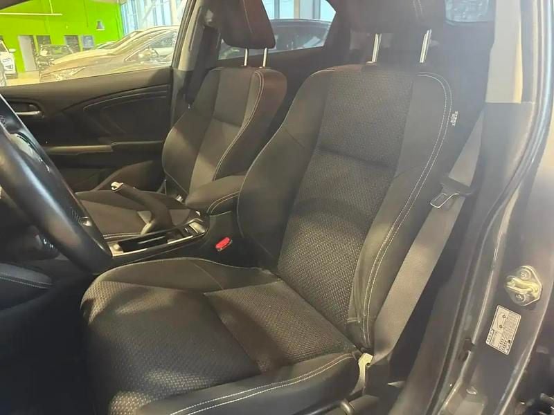 Käytetty Honda Civic 120 HP (88 kW) 2015 Hopea / harmaa Sedan