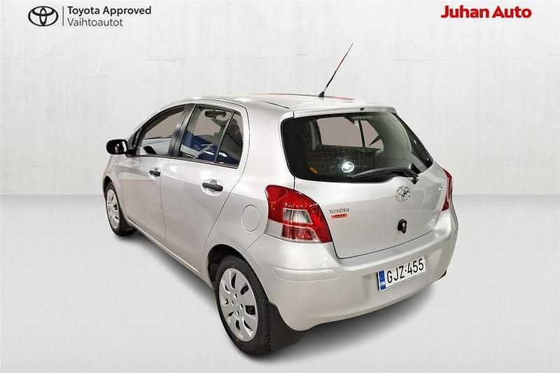 Käytetty Toyota Yaris Terra 99 HP (72 kW) 2011 Hopea Viistoperä