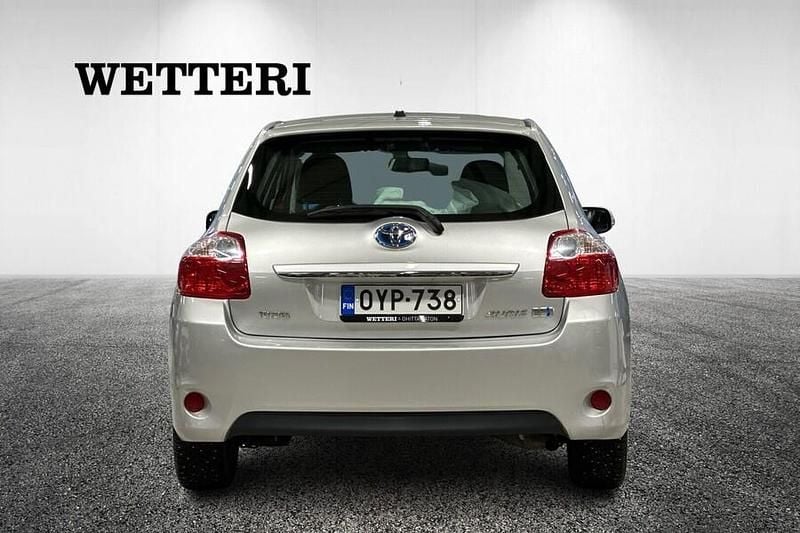 Käytetty Toyota Auris Hybrid Sol 99 HP (72 kW) 2010 Hopea Viistoperä