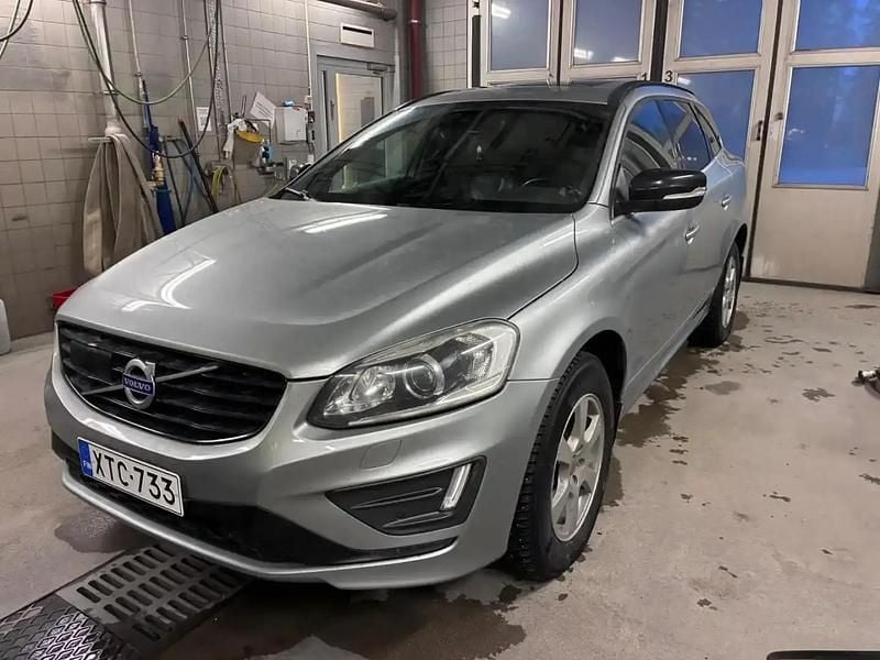Käytetty Volvo XC60 R-Design 190 HP (139 kW) 2016 Hopea / harmaa Katumaasturi