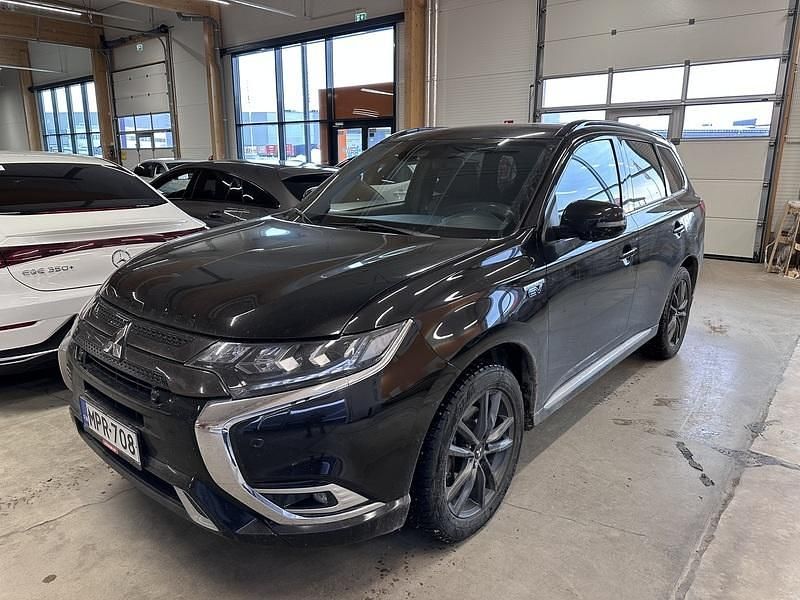 Käytetty Mitsubishi Outlander P-HEV Instyle 224 HP (164 kW) 2019 Katumaasturi