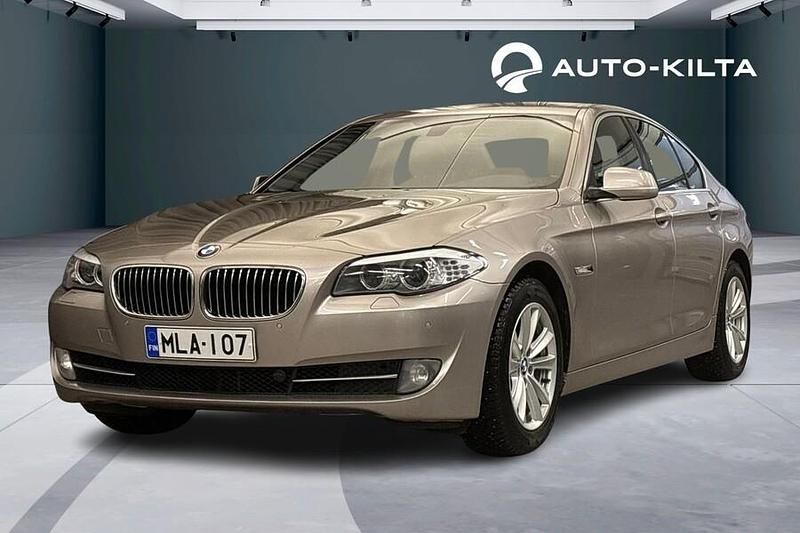 Harmaa Käytetty 2013 BMW 520 Sedan | 15 900 € (Perustarjous) - Kuva 1/4