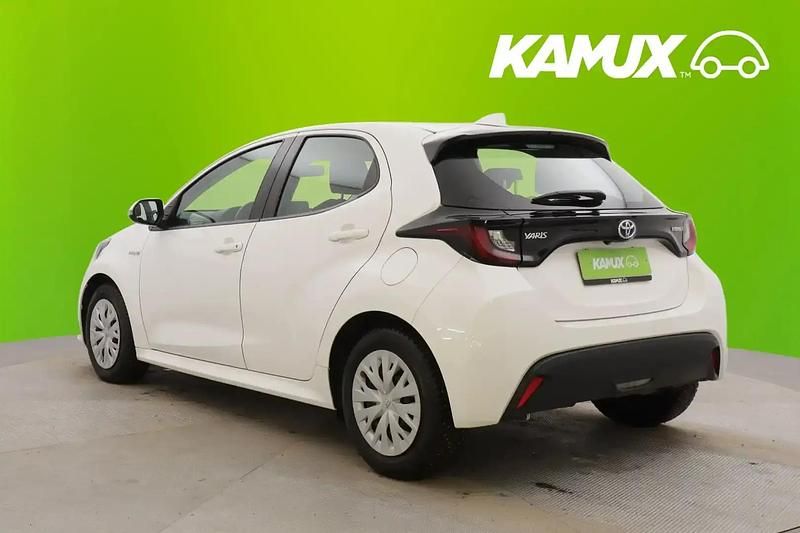 Käytetty Toyota Yaris Hybrid Active 116 HP (85 kW) 2020 Valkoinen Sedan