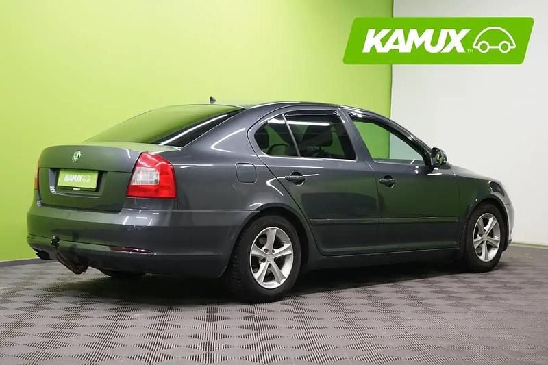 Käytetty Skoda Octavia Ambiente 122 HP (89 kW) 2012 Hopea / harmaa Sedan