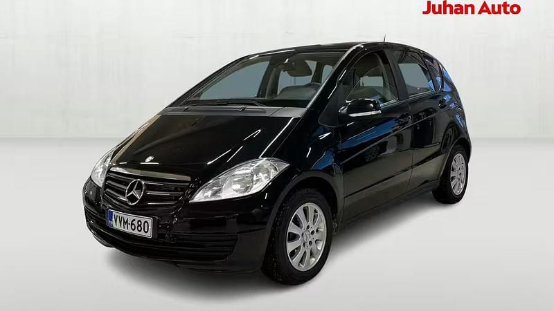 Käytetty Mercedes A180 Business 122 HP (89 kW) 2011 Musta Viistoperä