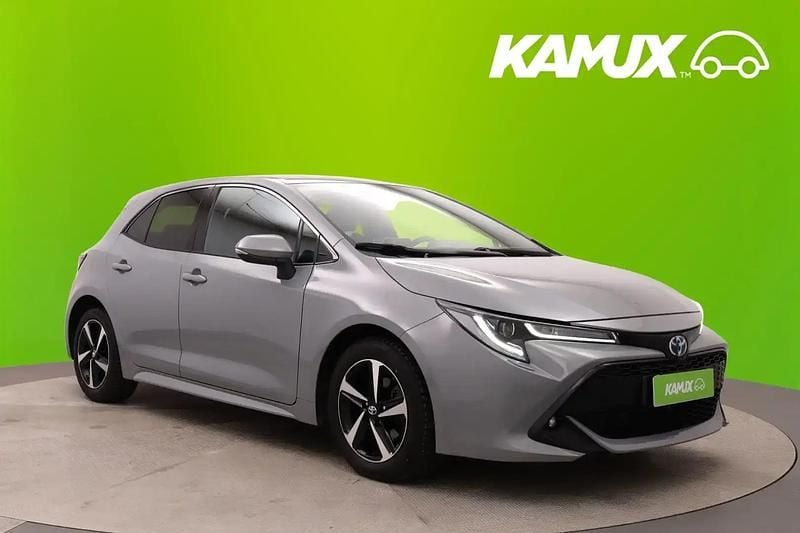 Hopea / harmaa Käytetty 2023 Toyota Corolla Comfort Sedan | 25 880 € (Perustarjous) - Kuva 1/4