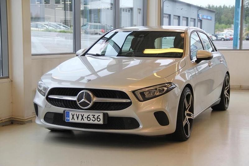 Harmaa Käytetty 2019 Mercedes A180 Business Farmari | 18 990 € (Perustarjous) - Kuva 1/4