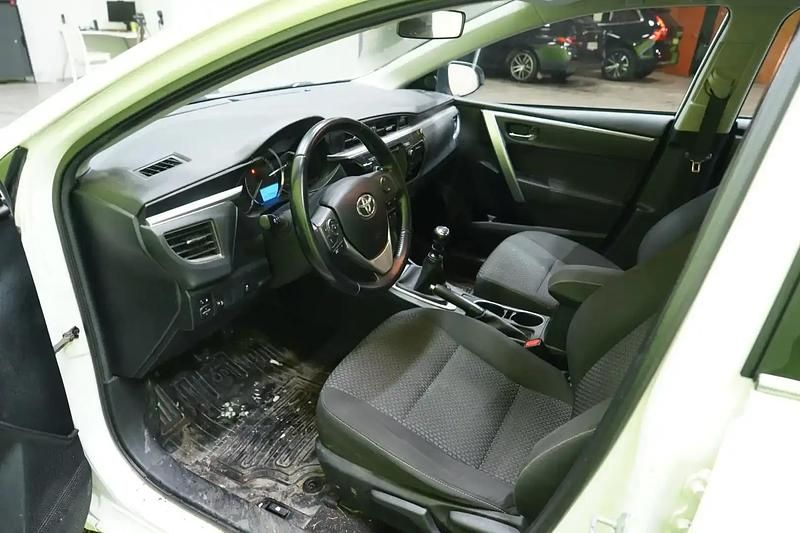 Käytetty Toyota Corolla Active 132 HP (97 kW) 2015 Valkoinen Sedan