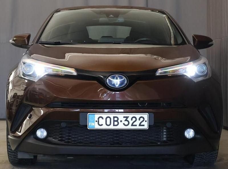 Käytetty Toyota C-HR Active 98 HP (72 kW) 2018 Ruskea Katumaasturi