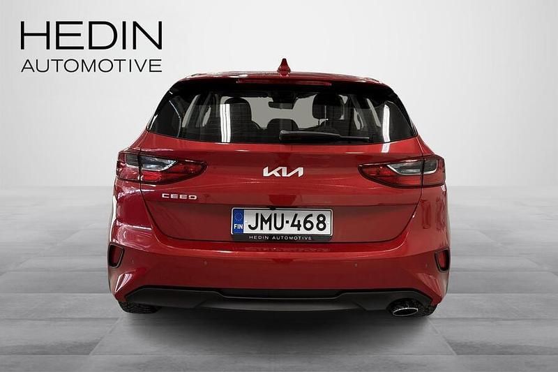 Käytetty Kia Ceed LX 101 HP (74 kW) 2022 Punainen Viistoperä