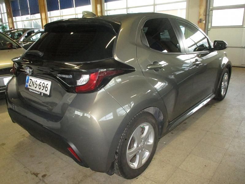Käytetty Toyota Yaris Hybrid Active 92 HP (67 kW) 2021 Ruskea Viistoperä