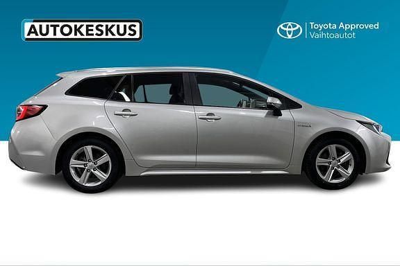 Käytetty Toyota Corolla Active 121 HP (88 kW) 2021 1f7 ultra silver Farmari