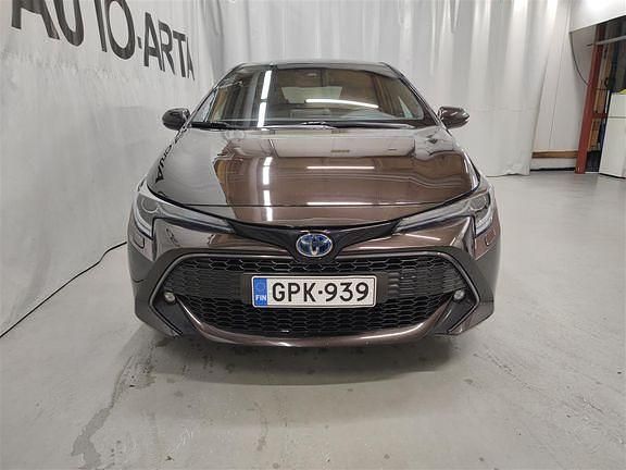 Käytetty Toyota Corolla Edition 121 HP (88 kW) 2023 Ruskea (beige) Viistoperä