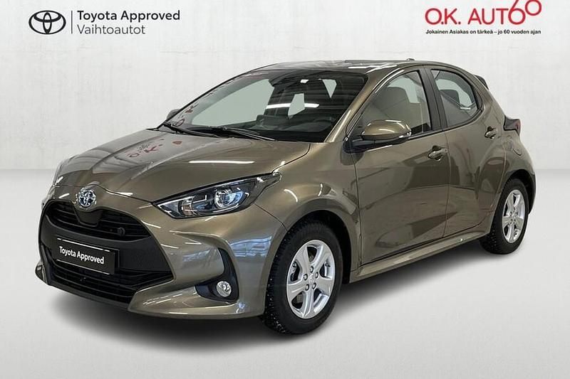 Käytetty Toyota Yaris Hybrid Active 116 HP (85 kW) 2024 Ruskea Viistoperä
