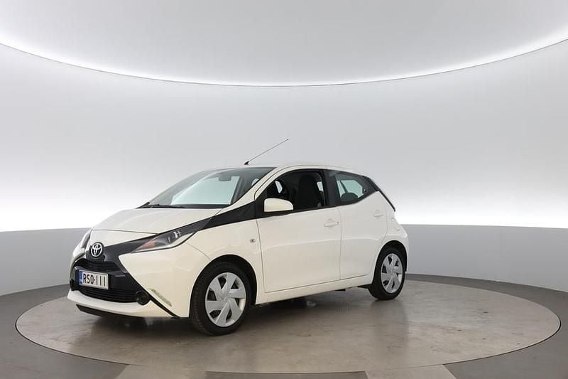 Punainen Käytetty 2016 Toyota Aygo X-play Viistoperä | 6 790 € (Perustarjous) - Kuva 1/4