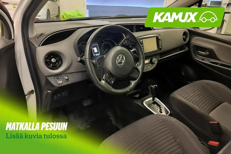 Käytetty Toyota Yaris Hybrid 73 HP (53 kW) 2018 Valkoinen Sedan