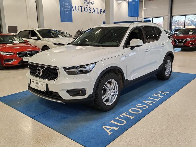 Käytetty Volvo XC40 Momentum 163 HP (119 kW) 2020 Katumaasturi