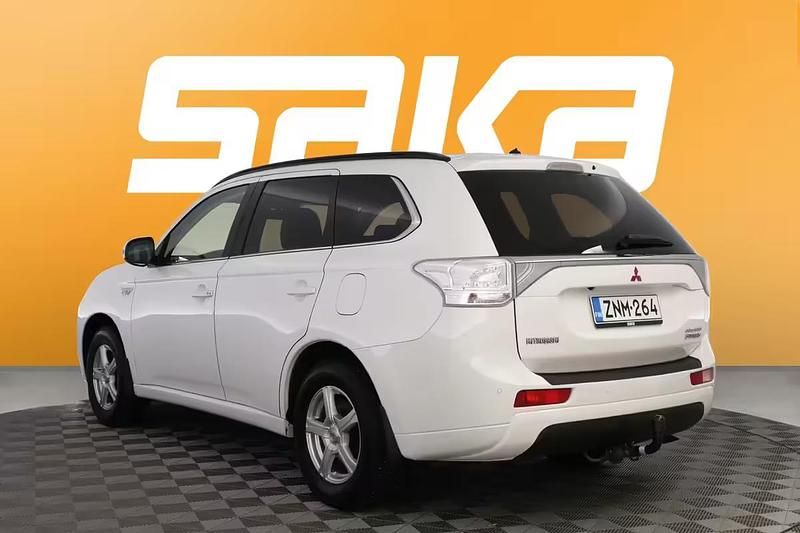 Käytetty Mitsubishi Outlander P-HEV Instyle 203 HP (149 kW) 2014 Farmari