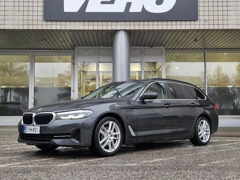 Harmaa Käytetty 2021 BMW 530e Farmari | 25 900 € (Perustarjous) - Kuva 1/4