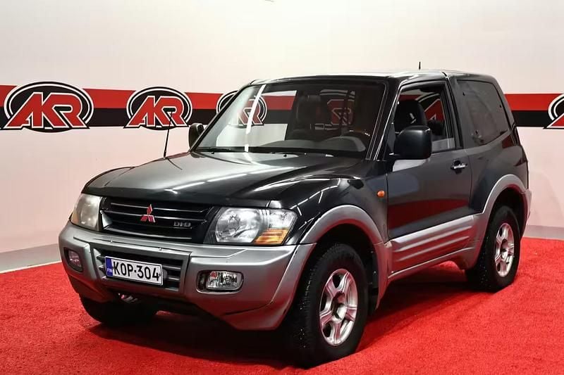 Käytetty Mitsubishi Pajero 165 HP (121 kW) 2000 Musta Katumaasturi