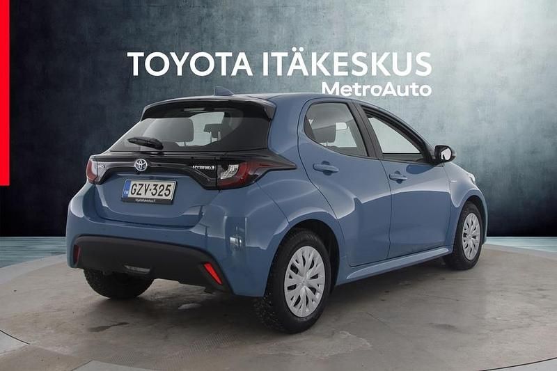Käytetty Toyota Yaris Hybrid Active 116 HP (85 kW) 2021 Sininen Viistoperä